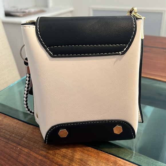 Small purse great for shopping or vacations. - Picture 3 of 10